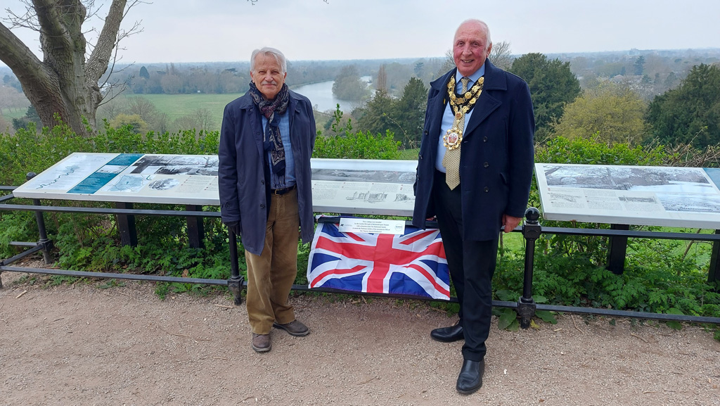 
Richmond upon Thames Mayor Cllr Geoff Acton with Richmond Society Chairman Barry May unveiling the plaque